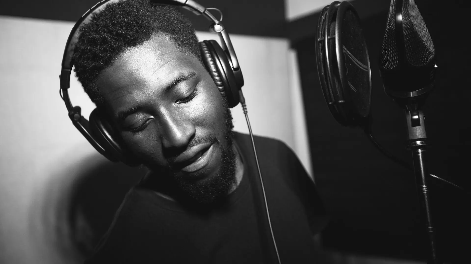 un hombre usando una playera de cuello redondo y audífonos